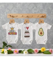 Hoşgeldin Kız Bebek, Üçlü Set, Mini Queen - Mommy’s ve Avokado Baskılı Badi Hediye Seti