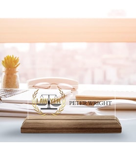 BK Gift Kişiye Özel İsimli Avukat Temalı Ahşap Tabanlı Akrilik Masa İsimliği-1, Ofis Dekoru, Mesleki Hediye, Ofis Hediyeleri