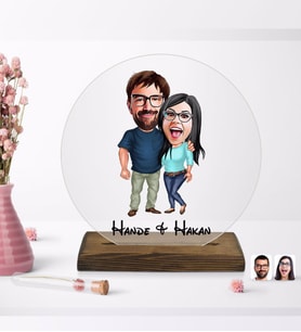 BK Gift Kişiye Özel Sevgililer Karikatürlü Yuvarlak Ahşap Standlı Biblo-109