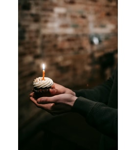 "Yanan Mumlu Doğum Günü Cupcake MDF Tablo - Çerçevesiz Minimalist Mutfak Ve Kafe Dekoru"