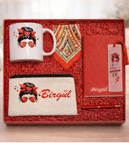 Kişiye Özel İsimli Kadınlar Günü Hediye Seti – Defter, Kupa, Çanta, Fular & Kalem (Kırmızı)