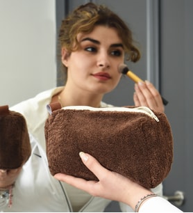 Peluş Makyaj Çantası (Kısa Tüylü) – Kadınlar İçin En Yeni Makyaj Çantası Modeli