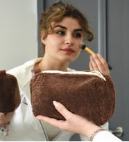 Peluş Makyaj Çantası (Kısa Tüylü) – Kadınlar İçin En Yeni Makyaj Çantası Modeli (Koyu Kahverengi)