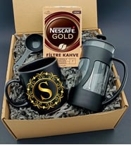 Kişiye Özel Gold Çelenk Baş Harf Baskılı Siyah Kupa & French Press & Nescafe Gold Filtre Kahve Hediye Seti
