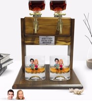 BK Gift Kişiye Özel Renkli Baskılı Sevgililer Karikatürlü İkili Viski Bardağı ve Çift Musluklu Doğal Ahşap Viski Standı-51 (Model 1)