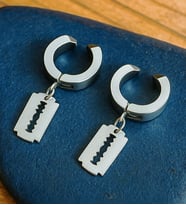 Jilet Sembolü Şekilli Unisex Deliksiz Kulaklara Sıkıştırmalı Çelik Küpe (Metal)