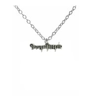 Deep Purple Logolu Metal Kolye – 60 cm Zincir  Gümüş Renk Unisex Rock Müzik Aksesuarı