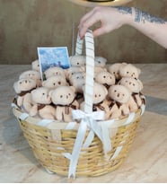 Kişiye Özel Fotoğraflı El Yapımı Hasır Sepet – 20 Adet Premium Peluş Ayıcıklı Kutlama Seti (30 cm)