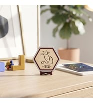 Meow Yazılı ve Stilize Kedi Desenli Masaüstü Süsü Kahve Köşelerinizi Tamamlayan Modern ve Estetik Bir Görünüm Sunar 10x10 cm