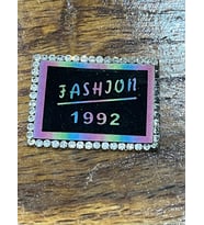 ZİRKON TAŞLI ÜTÜ İLE YAPIŞAN FASİON YAZI ARMA DİKİŞ APLİKE 4X2 CM