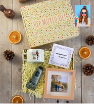 Kişiye Özel Karikatürlü Mama Cool Anneye Hediye Hediye Kutusu - Kişiye Özel Lüks Pastel Fincan, El Kremi, Ahşap Fotoğraf Çerçevesi Anneler Günü Hediyesi