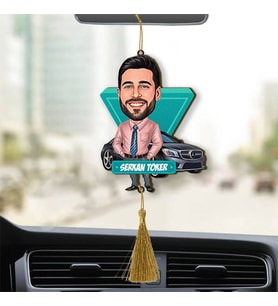 Siyah Araba Önündeki Erkek Karikatürlü Ahşap Dikiz Ayna Araba Süsü