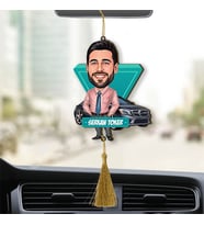 Siyah Araba Önündeki Erkek Karikatürlü Ahşap Dikiz Ayna Araba Süsü