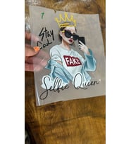 ÜTÜ İLE YAPIŞAN SELFİE ÇEKEN KIZ TİŞÖRT KOT BASKI ARMA 22X17 CM
