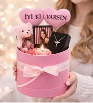 Kişiye Özel İyi ki Varsın Tasarımlı Fotoğraflı,Pembe Mum,Melek Kolye Ve Peluş Ayıcık Buketi