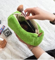 Peluş Makyaj Çantası (Kısa Tüylü) – Kadınlar İçin En Yeni Makyaj Çantası Modeli (Yeşil)