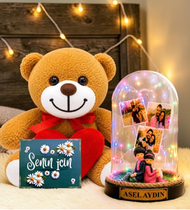 Kişiye Özel 3 Fotoğraflı Yazılı Renkli LED Işıklı Fanus ve Kalpli Peluş Ayıcık (sırt sırta aşıklar)