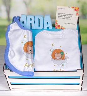 eJOYA Ahşap Sandıkta Kişiye Özel Zıbın Önlük Ve Taş İsimlik Bebek Hediye Seti 109467 (Mavi)