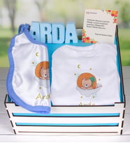 eJOYA Ahşap Sandıkta Kişiye Özel Zıbın Önlük Ve Taş İsimlik Bebek Hediye Seti 109467 (Mavi)