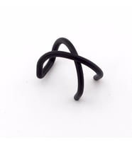 MAT SİYAH RENKLİ EARCUFF KULAK KELEPÇESİ ÇAPRAZ SARMAL EX083