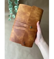 ALESTA LEATHER İsme Özel El Yapımı Hakiki Deri Kitap / Defter / Ajanda Kılıfı -  KİTAP HEDİYELİ (Camel)