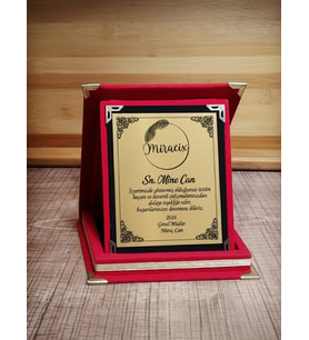 Kırmızı Kadife Plaket 15 X 20 cm – Kişiye Özel İsim, Resim ve Metin Baskılı Ödül ve Hatıra Plaketi