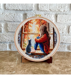 Seretamin Handmade Sonbahar Penceresindeki Kız Kanaviçe Nakışlı Duvar Süsü