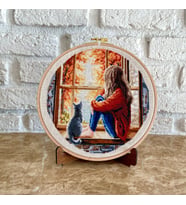 Seretamin Handmade Sonbahar Penceresindeki Kız Kanaviçe Nakışlı Duvar Süsü