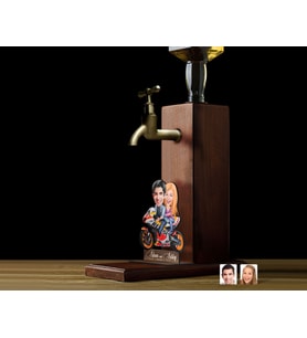 BK Gift Kişiye Özel Sevgililer Karikatürlü Musluklu Ahşap Viski Standı-38, Viski Çeşmesi, Doğum Günü Hediyesi, İçecek Dispenseri