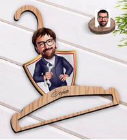 BK Gift Kişiye Özel Tamirci Karikatürlü Standart Boy Ahşap Elbise Askısı-1