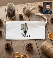 Kişiye Özel Karikatürlü Never Give Up Motivasyon Kalemlik Ham Bez Doğum Günü Hediyesi