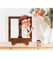 BK Gift Kişiye Özel Erkek Çocuk Karikatürlü Ahşap Standlı 3D Biblo-3 (Beyaz)