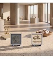 Çalışma Masası ve Kitaplık İçin “Allah Celle Celâluhû” Stantlı Pano ve Türkçe Meâlli Besmele Takımı 10x10 cm, Pudra - Kül Gri