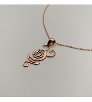 SOLYRA 925 Ayar Gümüş Kişiselleştirilebilir Yoga Nefes Sembolü ve Harf Kolye (Rose)