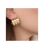 Üç Sıra Çoklu Görünüm Bombeli Çelik Küpe Gold Renk (Çok Renkli)
