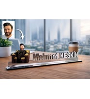Kişiye Özel İşletme Sahibi Karikatürlü 30 cm Ayna Pleksi Masaüstü İsimlik - Müdüre Hediye Terfi ve Ofis Hediyesi