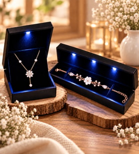 925 Ayar Gümüş Kadın Takı Seti Gold Sallantılı Kolye ve Rose Manolya Çiçeği Bileklik Işıklı Kutulu