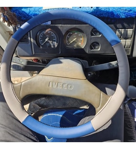DİKİŞLİ DİREKSİYON KILIFI MAVİ / GRİ DERİ SİYAH DİKİŞLİ IVECO KAMYON 2000 KASA İÇİN