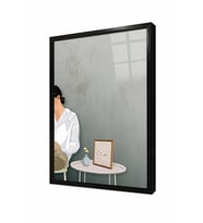 Tablosan Oturan Kadın Çerçeveli Cam Tablo