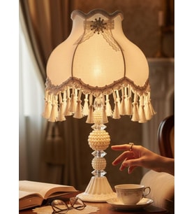 Beyaz Kadife Kaplı Çiçek Dekorlu Başlık Beyaz İnci Ayaklı Klasik Model Şık Abajur 55x25cm