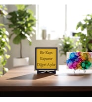 Kaligrafik Yazı Kompozisyonlu “Bir Kapı Kapanır Diğeri Açılır” Dekoratif Obje, Standlı Ev ve Ofis Süsü 10x10 cm