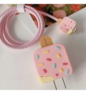 Şarj Aleti Kılıfı & Kablo Koruyucu Set –3D Animasyon iPhone 18W/20W Uyumlu Adaptör Kılıfı, Kablo Düzenleyici, Şarj Ucu Koruyucu – 4'lü Set (Pembe Dondurma)
