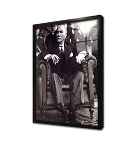 Atatürk Otururken Çerçeveli Cam Tablo