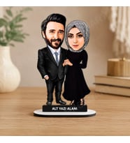 Kişiye Özel Fotoğraflı 2 Kişilik Tesettürlü Çift Karikatürlü 18 cm MDF Masaüstü Biblo - Sevgiliye ve Eşe Hediye Çiftlere Özel Hediye