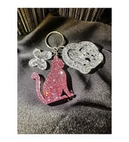 Kedi Anahtarlık Pudra Pembe ve Gümüş Sim Ekstra Figürlü Epoksi Harf Anahtarlık Hediyelik Anahtarlık