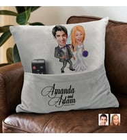 BK Gift Kişiye Özel Evleniyoruz Karikatür Tasarımlı Organizer Kumanda ve Atıştırmalık Cepli Gri Kırlent Yastık-6 Arkadaşa Hediye, Cepli Yastık
