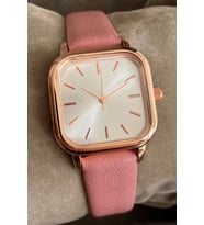 Özel Saat Kutusuyla Sınırlı Ürün Kare Kadran Rose Gold Pembe Renk Deri Kordon Kadın Saati Modern Şık Tasarım Gündelik Kız Arkadasa Anneye Kardese Kızlara Yıldonumu Dogum Günü Şık Görünümlü Not Eklenebilir Etkileyici ve Çarpıcı Tasarım