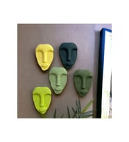 El Yapımı Taş Heykel Soyut Yüz Maske 5'li Set, Modern Yeşil Renkli Soyut Duvar Dekoru (Çok Renkli)
