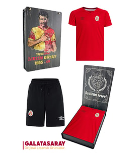 Galatasaray Orijinal Lisanslı Umbro V Yaka Kırmızı T-Shirt + Şort Set Metin Oktay Baskılı Hediyelik Ahşap Kutulu