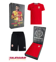Galatasaray Orijinal Lisanslı Umbro V Yaka Kırmızı T-Shirt + Şort Set Metin Oktay Baskılı Hediyelik Ahşap Kutulu
